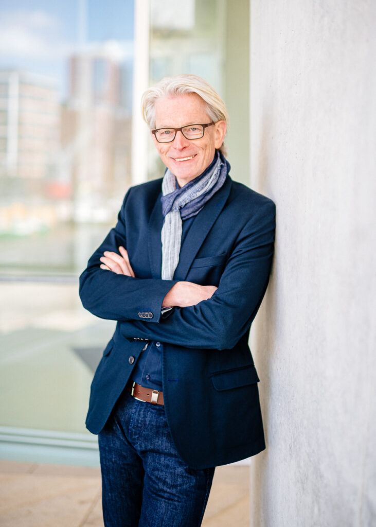 Portrait von einem Unternehmensberater in der Hafencity in Hamburg