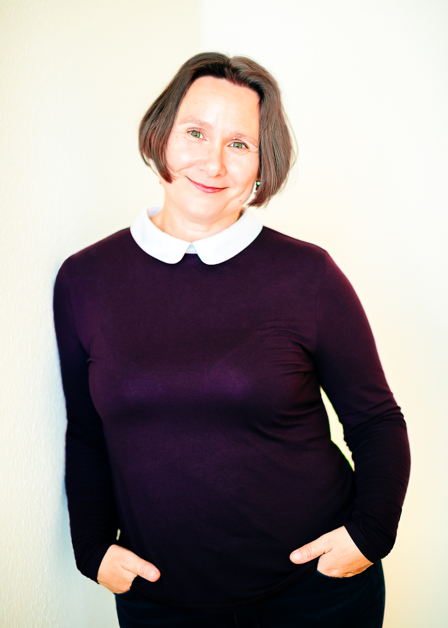 Businessfotografie Personal Branding Fotografie Portraitfoto einer Kölner Ärztin in ihren Praxisräumen