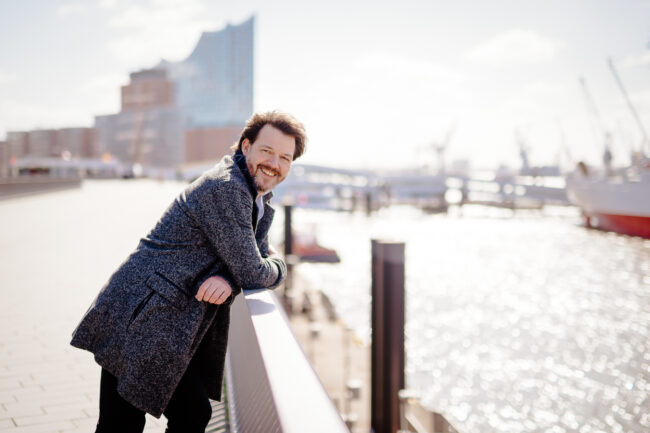 Portraitfoto von einem Mann im Hamburger Hafen