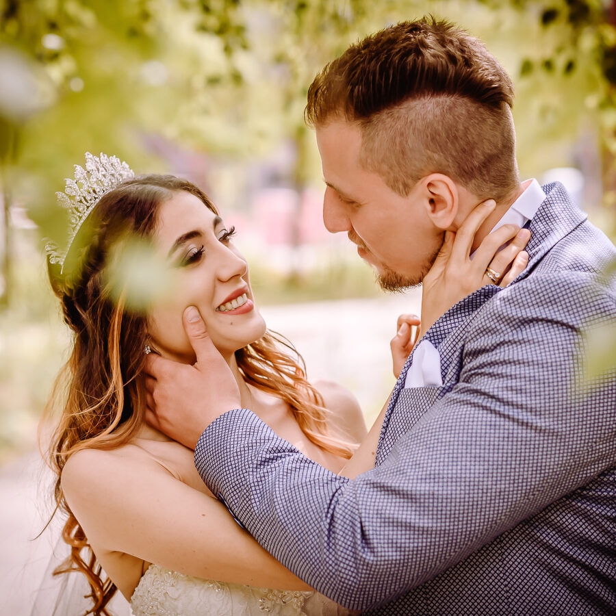 Portrait eines jungen Hochzeitspaar im Park