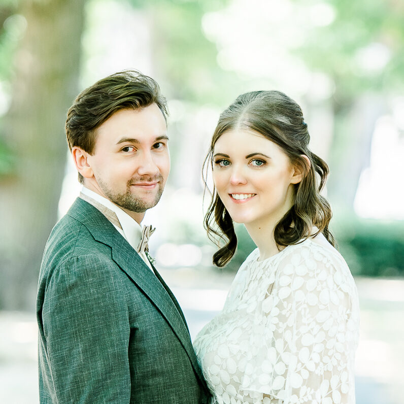 Paarfoto von einem Hochzeitspaar in einem Park in Krefeld