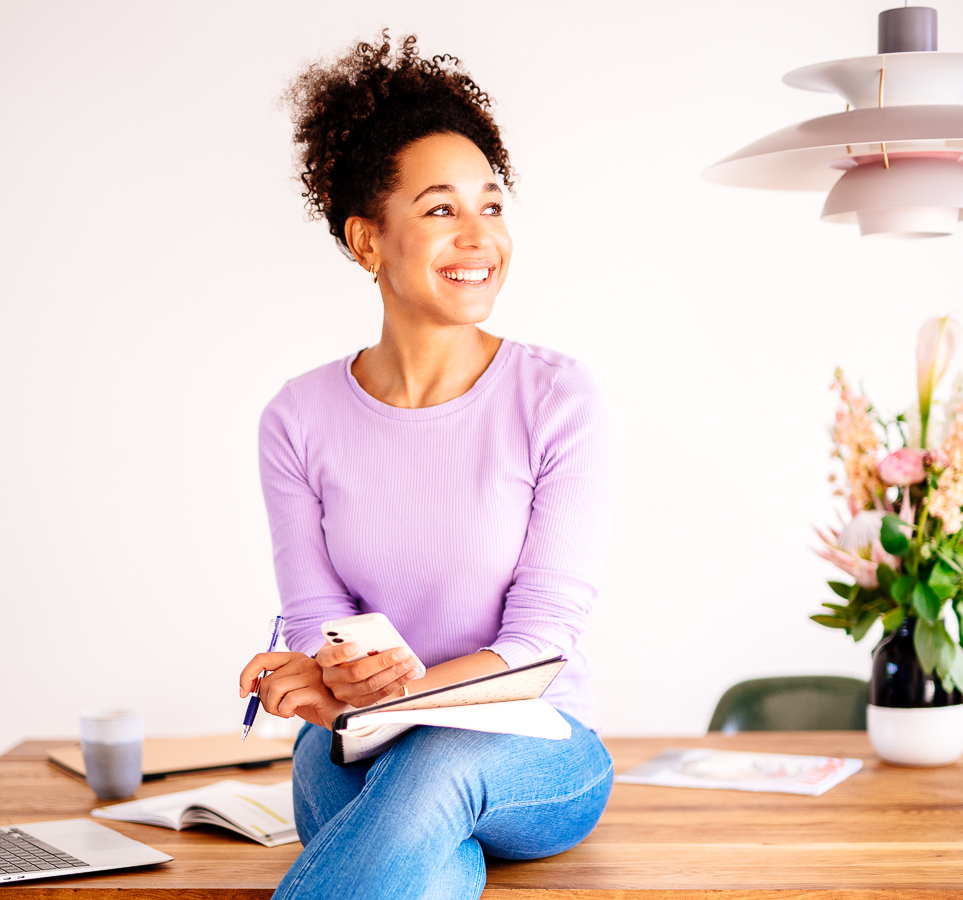 Indoor Portraitfotografie einer jungen Frau im Homeoffice
