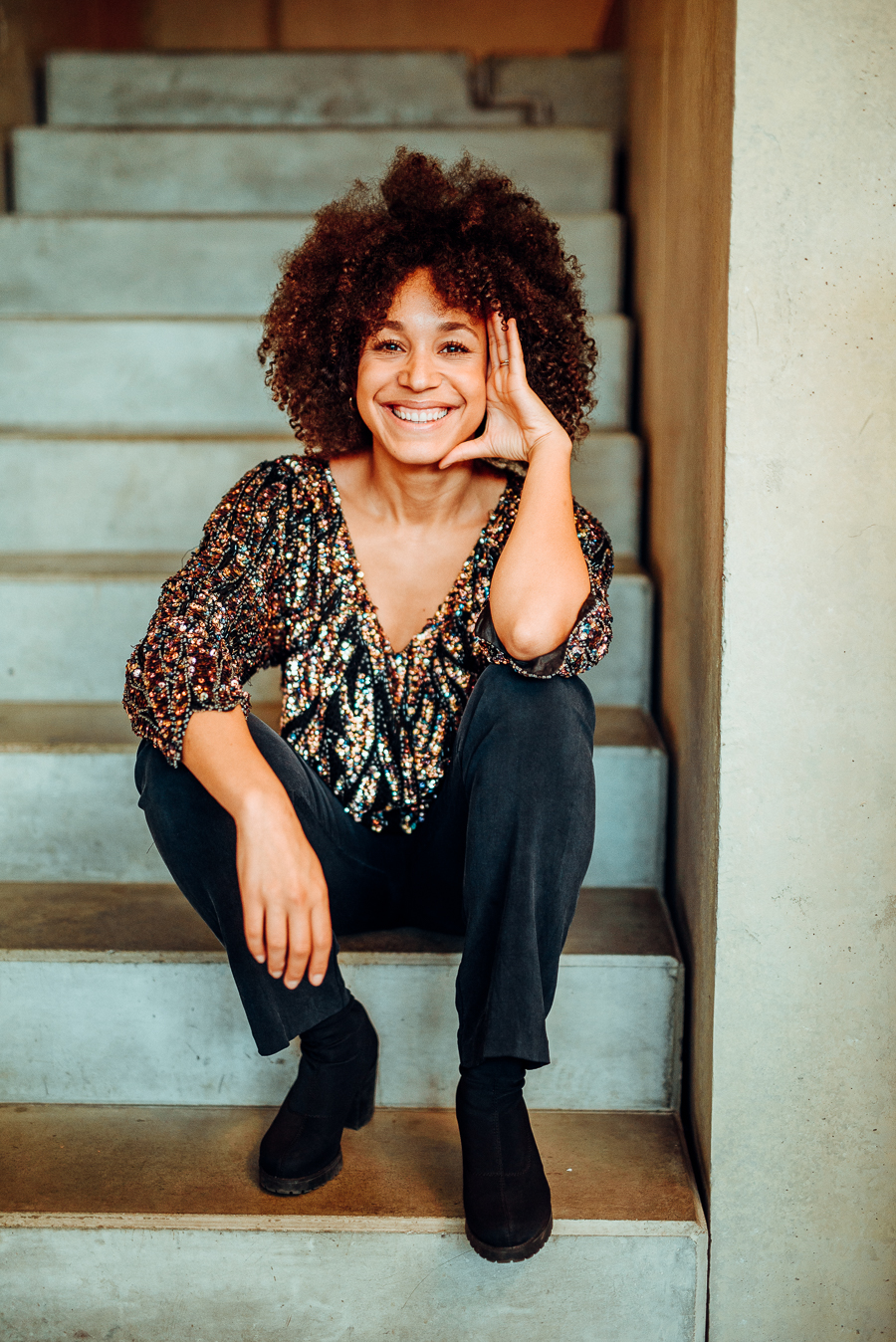 Portraitfoto einer Frau auf der Treppe, für einen Sedcard Portraitfoto eines Models für die Sedcard