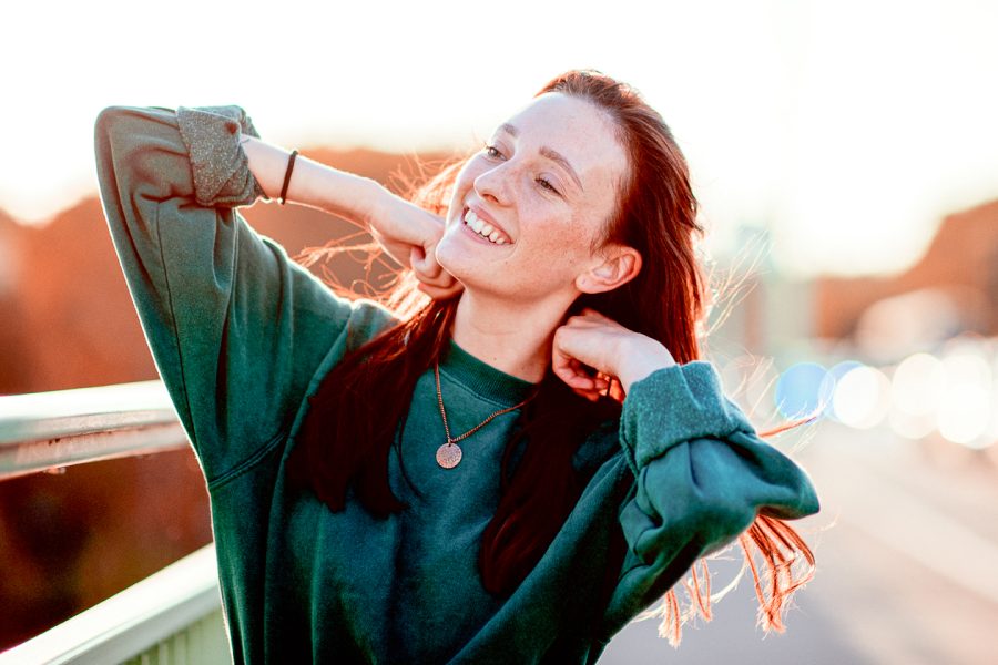 Portraitfoto von einer einer jungen Frau auf einer Brücke in Köln